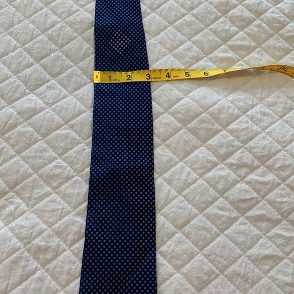 VAN HEUSEN 100% silk neck tie navy blue medium blue silver polka dot pattern - Picture 10 of 11